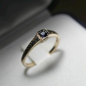 Subtelny i nietuzinkowy pierścionek z szafirem 0.15 ct , złoto żółte 585, ID 375