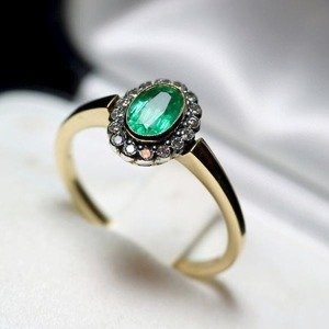 Pierścionek ze złota. Szmaragd 0.50ct i 16 brylantów. ID 391