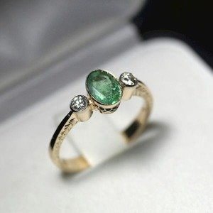 Klasyczny pierścionek z żółtego złota 585, ze szmaragdem i brylantami ID 382