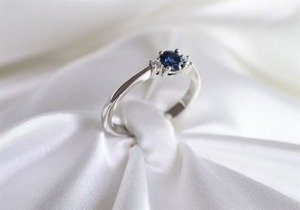 Delikatny pierścionek z szafirem ok  0.50 ct. i dwoma brylantami ID 326