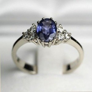 Pierścionek zaręczynowy z białego złota. Owalny szafir. Sześć brylantów. ID 387