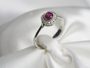 Pierścionek z rubinem i brylantami ID 378