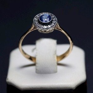 Unikatowy pierścionek z szafirem o okrągłym kształcie, oraz czternastoma brylantami ID 378