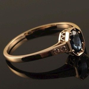 Pierścionek ze złota żółtego 585. Szafir 0,60 ct. oraz cztery brylanty.  ID 314