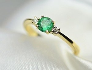 Pierścionek zaręczynowy w klasycznym stylu, ze szmaragdem 0.50 ct. ID 326