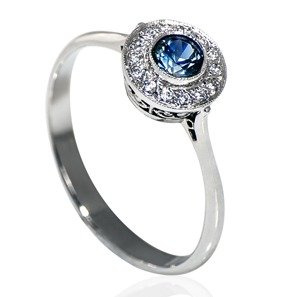 Solidny pierścionek z szafirem ok. 0.30 ct., z białego złota z 14 brylantami. ID 378