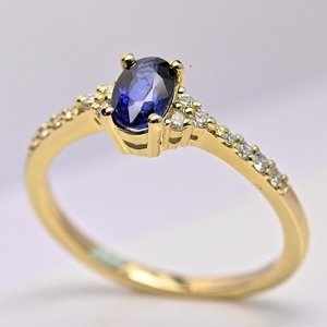 Subtelny pierścionek z żółtego złota, z 14 brylantami i szafirem 0.60 ct. ID 422