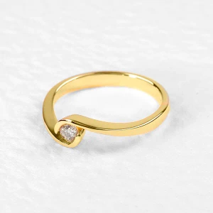 Pierścionek zaręczynowy z żółtego złota z brylantem ID 435