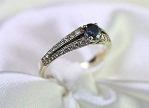 Pierścionek z szafirem i brylantami ID 357