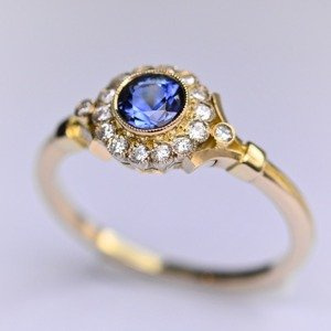 Delikatny złoty pierścionek z centralnym szafirem i 16 brylantami. ID 452