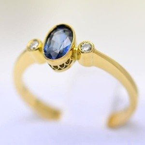 Zachwycający pierścionek z żółtego złota z szafirem i dwoma brylantami ID 482