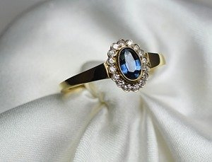 Oryginalny złoty pierścionek z szafirem i 16 brylantami. Szafir ok. 0.60 ct. ID 391