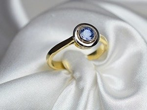 Klasyczny pierścionek z żółtego złota, z szafirem ok. 0.50 ct. ID 342