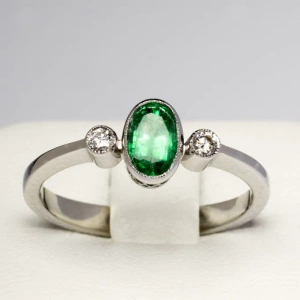 Pierścionek zaręczynowy z białego złota ze szmaragdem ID 482