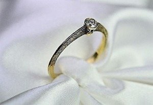 Pierścionek z brylantem ID 432