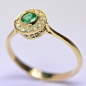 Wyjątkowy pierścionek z żółtego złota. Szmaragd i 14 brylantów 0.07 ct ID 378