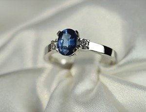 Solidny pierścionek z szafirem i dwoma brylantami. Złoto białe. ID 410