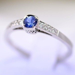 Klasyczny pierścionek z okrągłym szafirem i ośmioma brylantami. Białe złoto ID 477