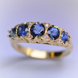 Pierścionek z 5 szafirami i 8 brylantami o bardzo oryginalnym kształcie. ID 428