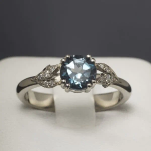 Pierścionek zaręczynowy z białego złota z topazem i brylantami ID 441