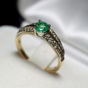 Wymarzony pierścionek zaręczynowy. Szmaragd i 36 brylantów. ID 357
