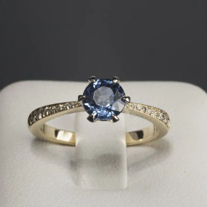 Pierścionek zaręczynowy z białego złota z szafirem ID 444