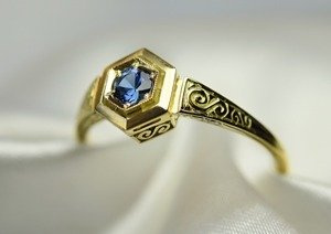 Złoty pierścionek z oryginalnym wzorem. Szafir 0.20 ct. ID 315