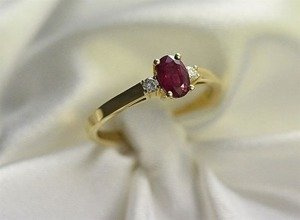 Pierścionek z rubinem i brylantami ID367