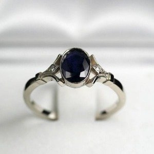 Pierścionek z szafirem o owalnym kształcie i brylantami ID 123