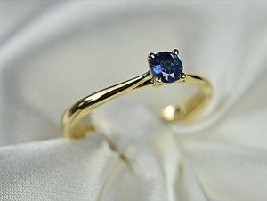 Subtelny pierścionek z szafirem 4mm. Złoto żółte 585. ID 407