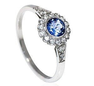 Pierścionek zaręczynowy z białego złota. Szafir ok. 0.50 ct. oraz 18 brylantów. ID 352