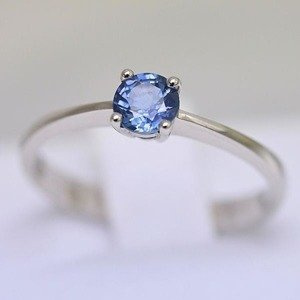 Pierścionek zaręczynowy z białego złota, z okrągłym szafirem 0,50 ct. ID 426