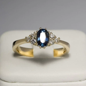 Pierścionek zaręczynowy z żółtego złota z szafirem ID 687