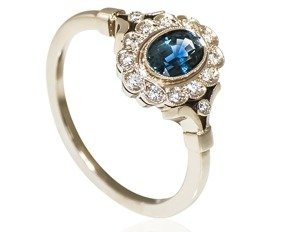 Wyjątkowy pierścionek z białego złota 585. Duży szafir i 14 brylantów. ID 419