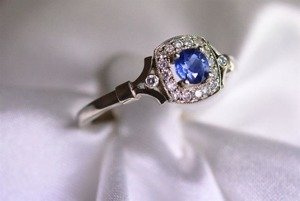 Lekki pierścionek z szafirem i osiemnastoma brylantami. Złoto Białe 585 ID 406
