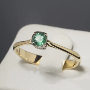 Pierścionek zaręczynowy z żółtego złota ze szmaragdem ID 577