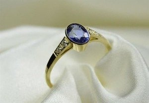 Delikatny pierścionek z szafirem o owalnym kształcie i brylantami ID 67-75