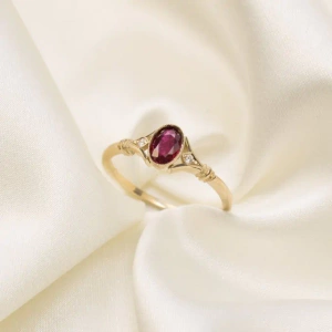 Pierścionek zaręczynowy z żółtego złota z rubinem i brylantami ID 66-64